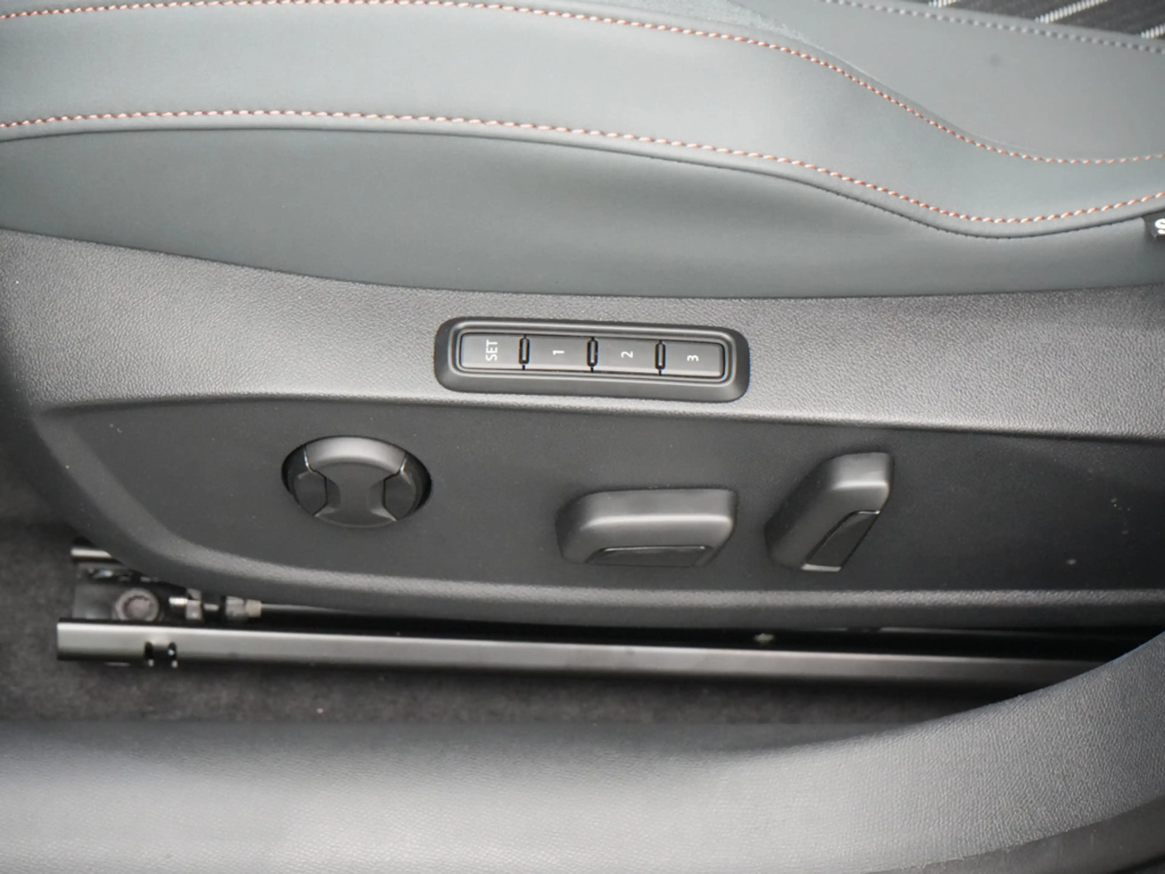 CUPRA Formentor VZ5 DSG 4Drive MATRIX PANO DCC 360° — photo 9