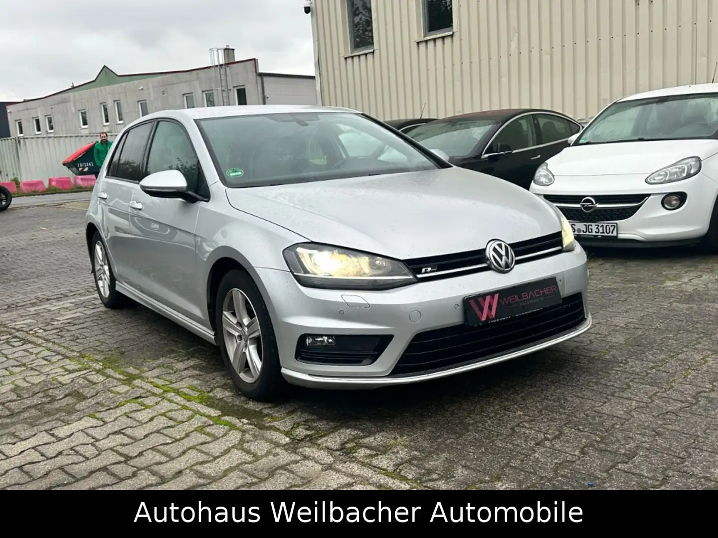 Volkswagen Golf VII Lim. R Line * Standhzg.*Navi*Bi-Xenon * Silber - 2