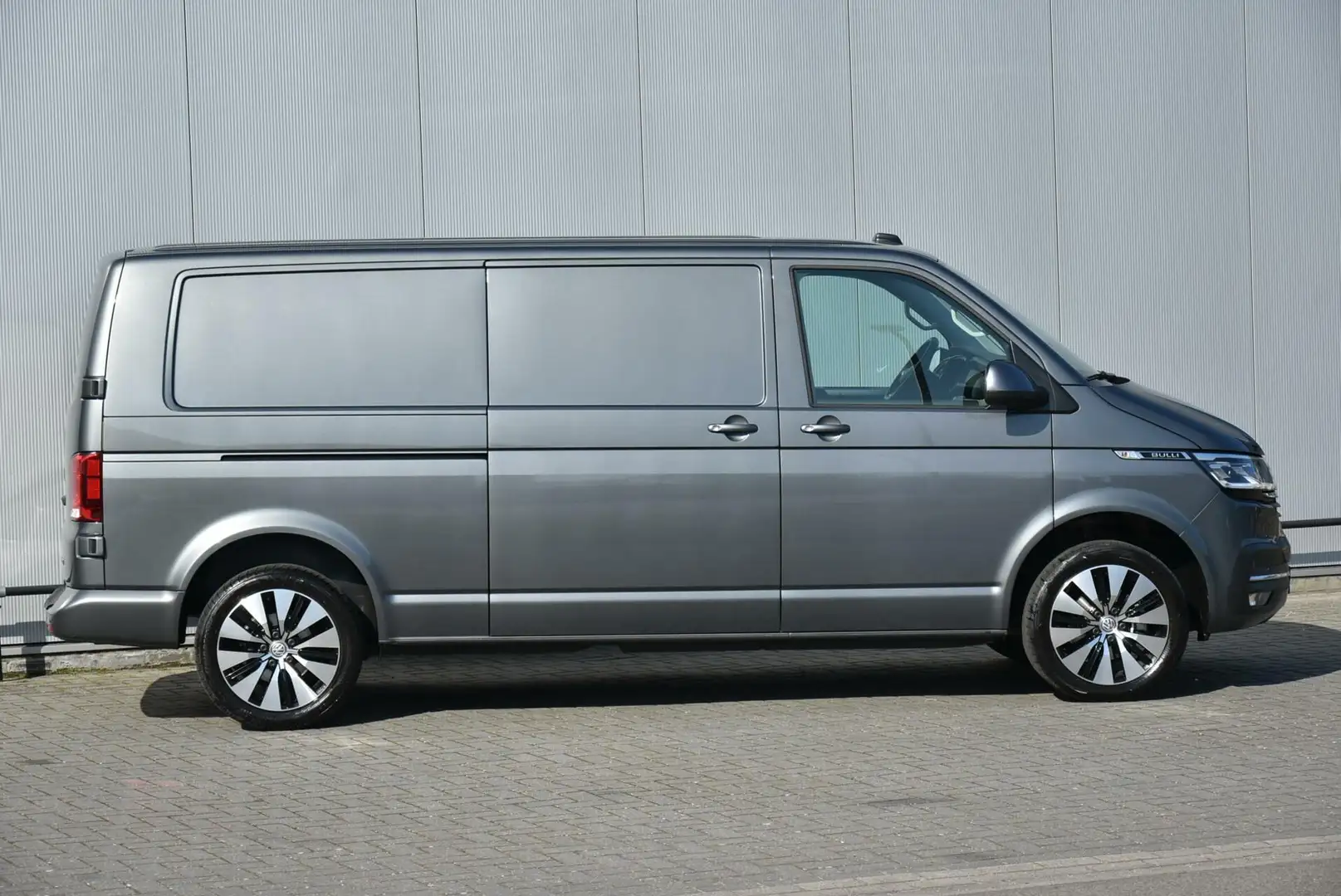 Volkswagen T6.1 Transporter 2.0 TDI L2H1 BULLI 75" Edition BOMVOL Grijs - 2
