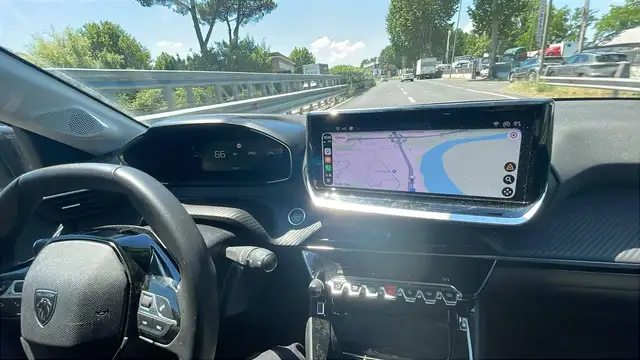 Peugeot 208 view 5