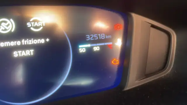 Peugeot 208 view 9