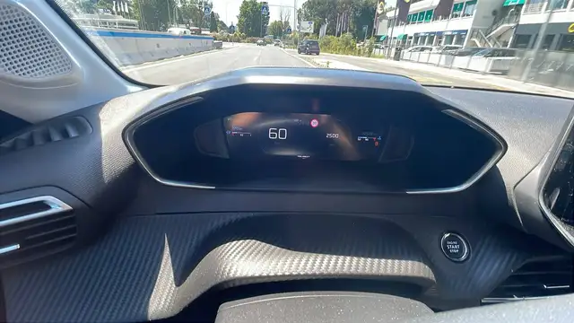 Peugeot 208 view 7