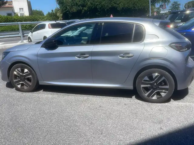 Peugeot 208 view 3