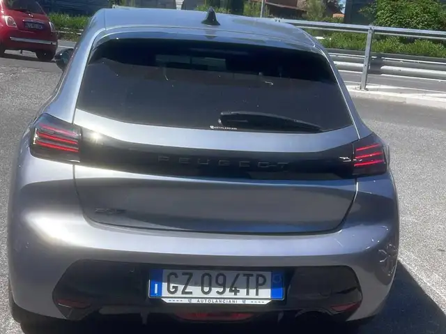 Peugeot 208 view 4
