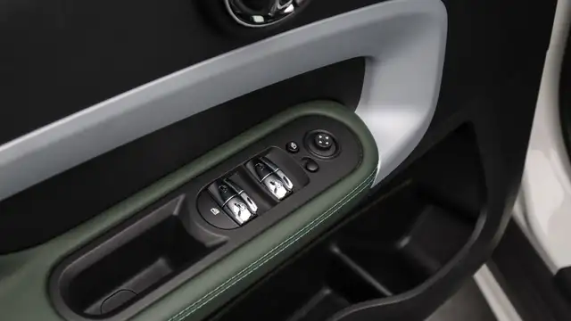 Mini Countryman view 24
