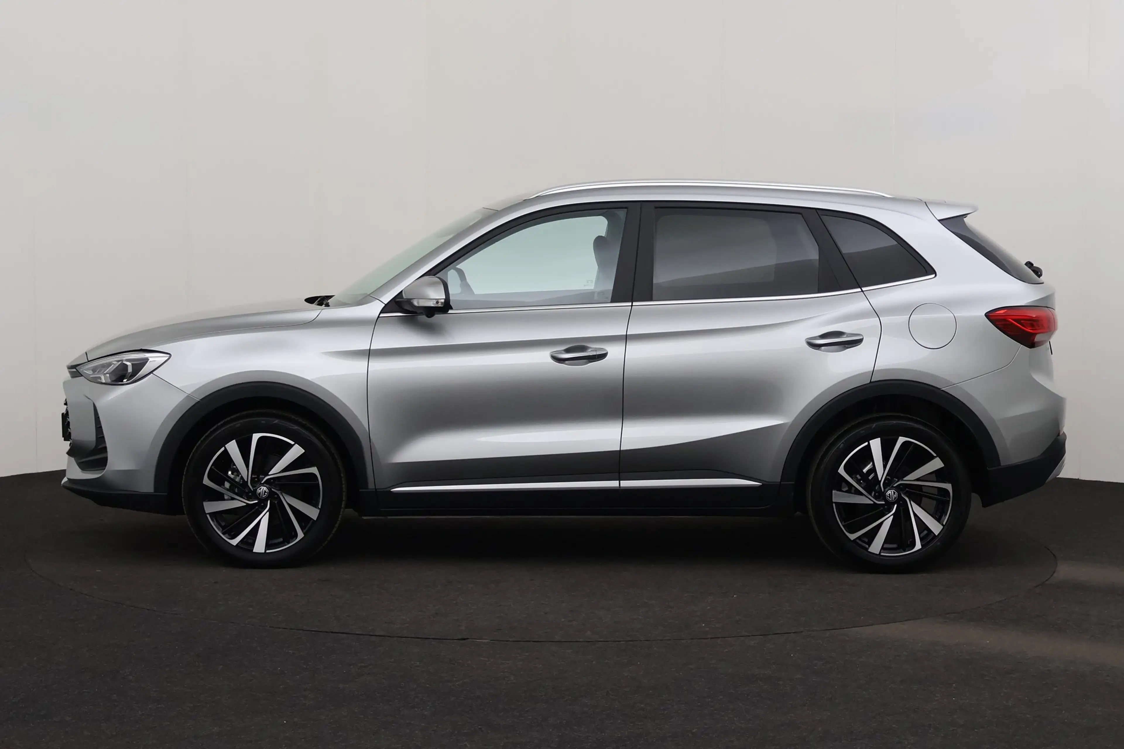 MG ZS 1.5 L LUXURY HYBRIDE + A/T + GPS + LEDER + CARPLAY — photo 2