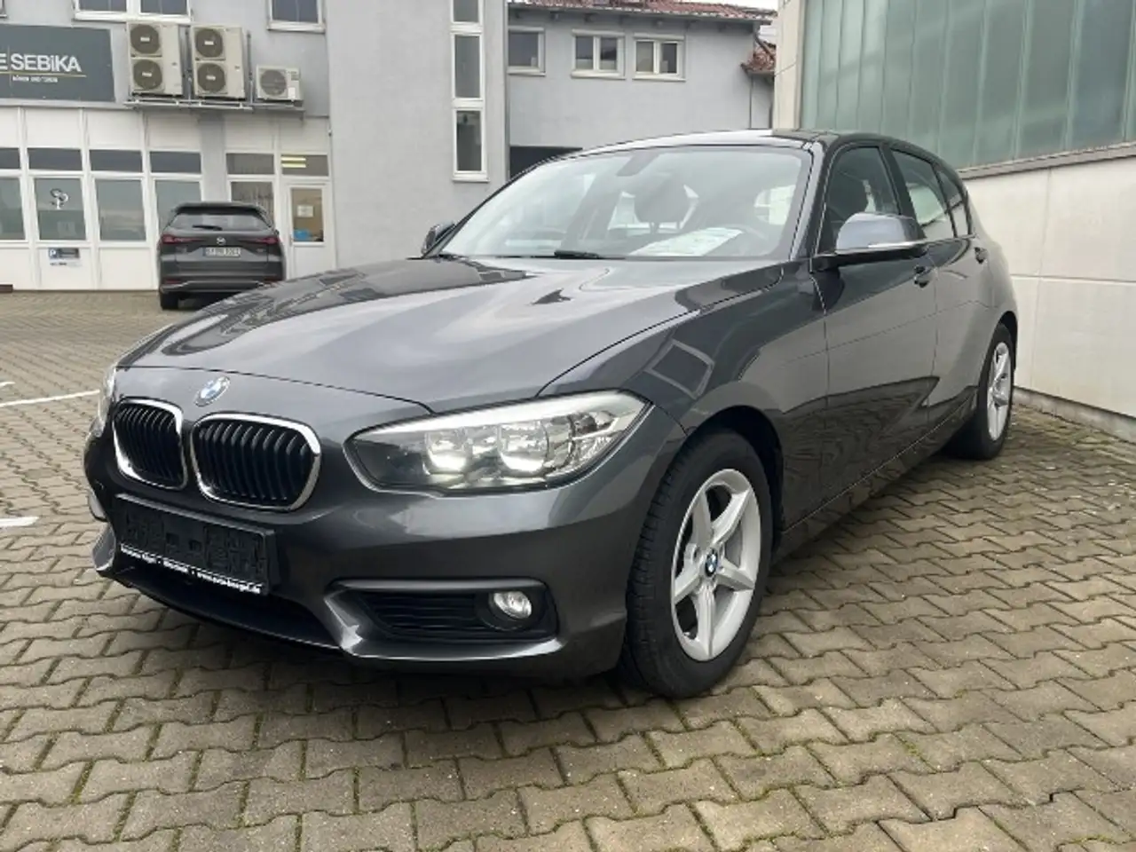 BMW 118 i Advantage 8- fach bereift 2017