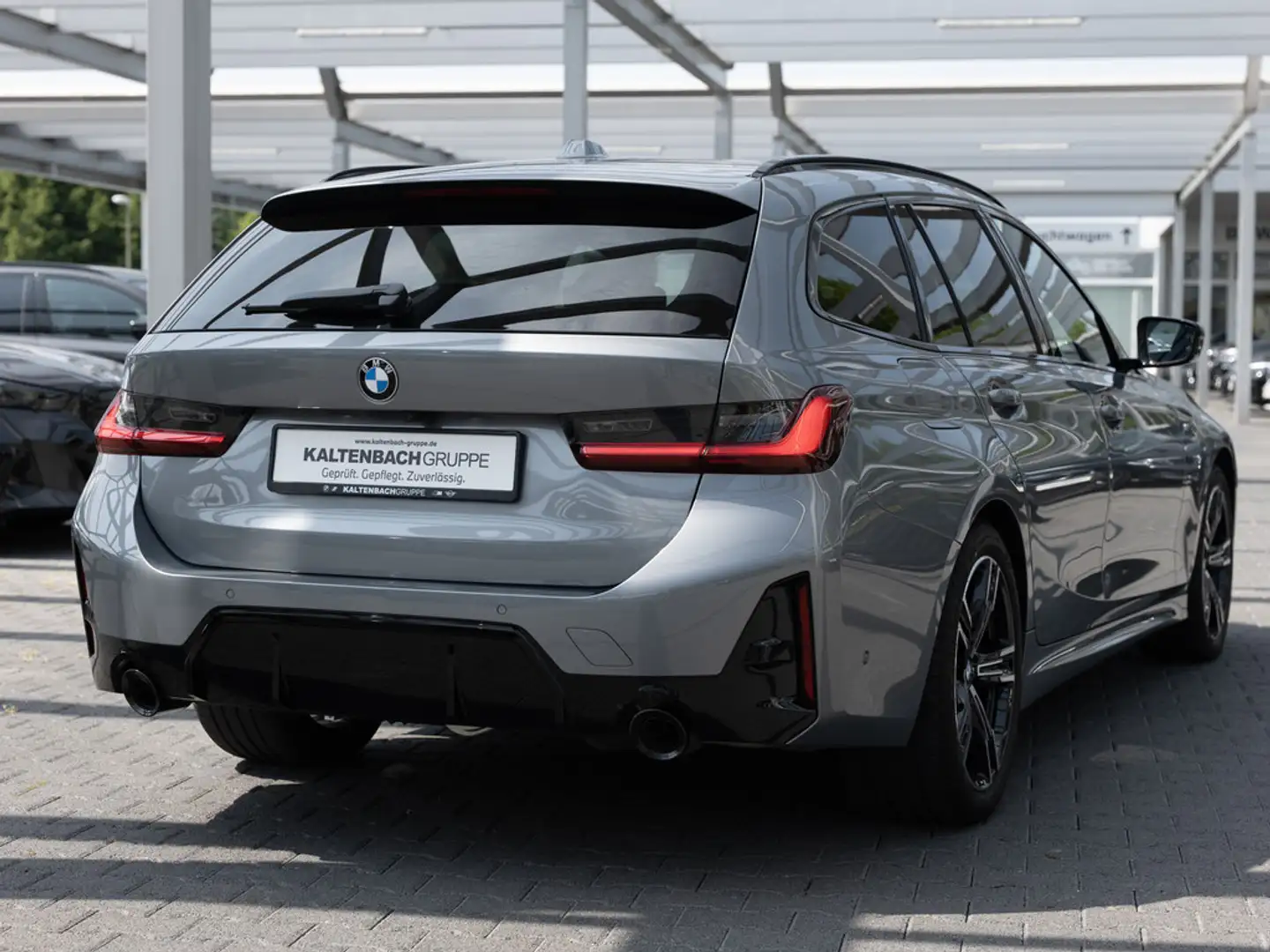 BMW 320 d Touring xDrive M-Sportpaket AHK HUD LED Grau - 2