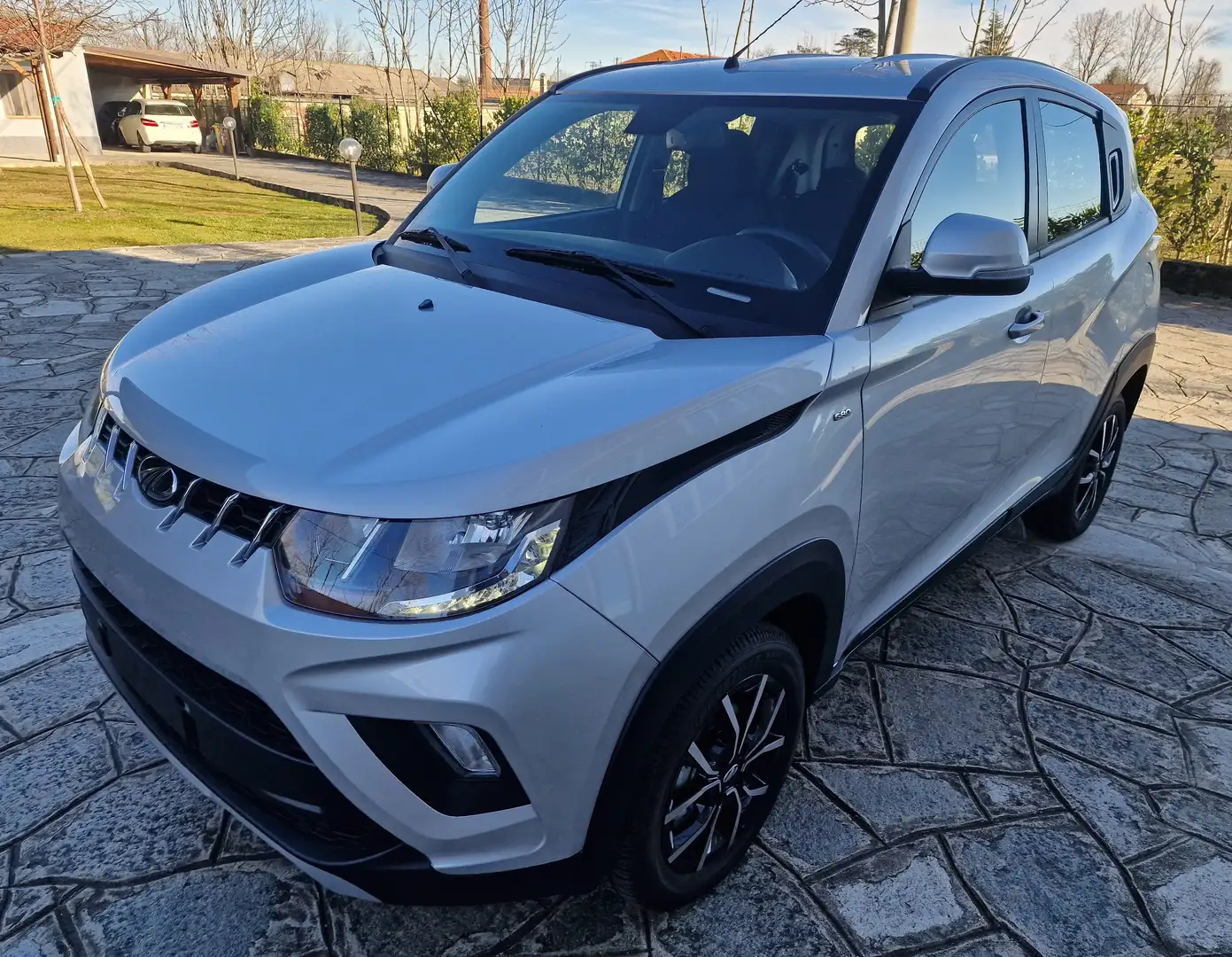 Mahindra KUV100 1.2 K8 87cv my20 NUOVO - PRONTA CONSEGNA Stříbrná - 1