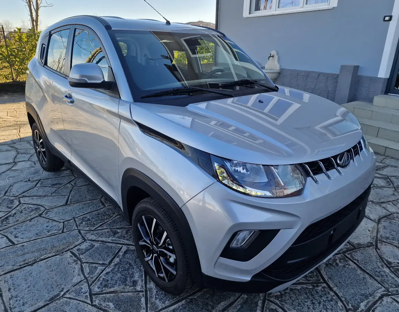 Mahindra KUV100 1.2 K8 87cv my20 NUOVO - PRONTA CONSEGNA Stříbrná - 2