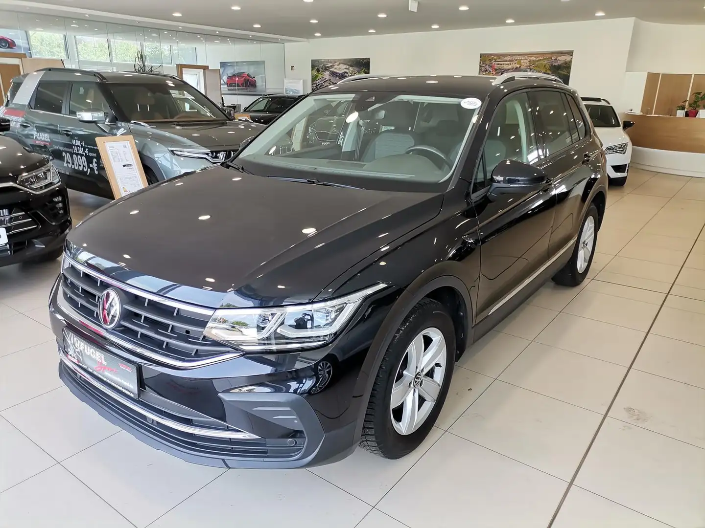 Volkswagen Tiguan 1.5 TSI Life Winter|LED|Navi|ACC Zwart - 2