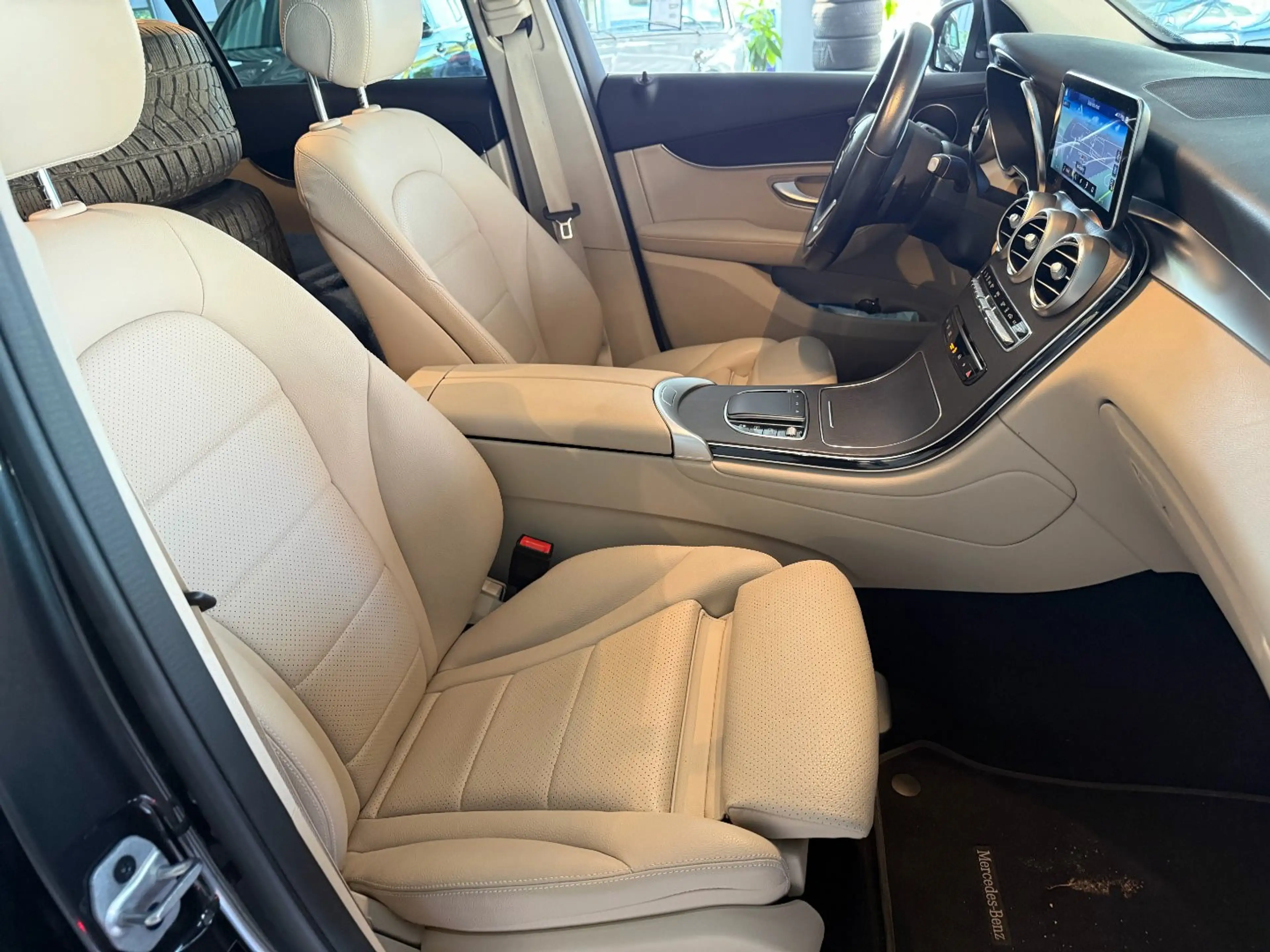 Mercedes-Benz GLC 220 d 4Matic*Panorama*AHK — photo 9