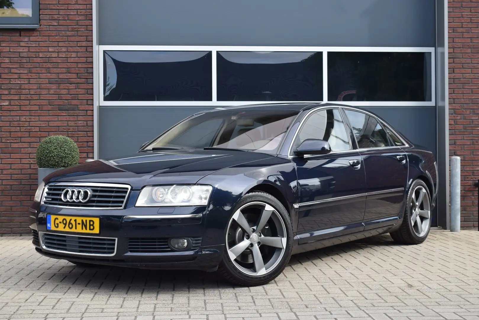 Audi A8 4.2 V8 335pk Quattro Exclusive | Youngtimer Blauw - 1