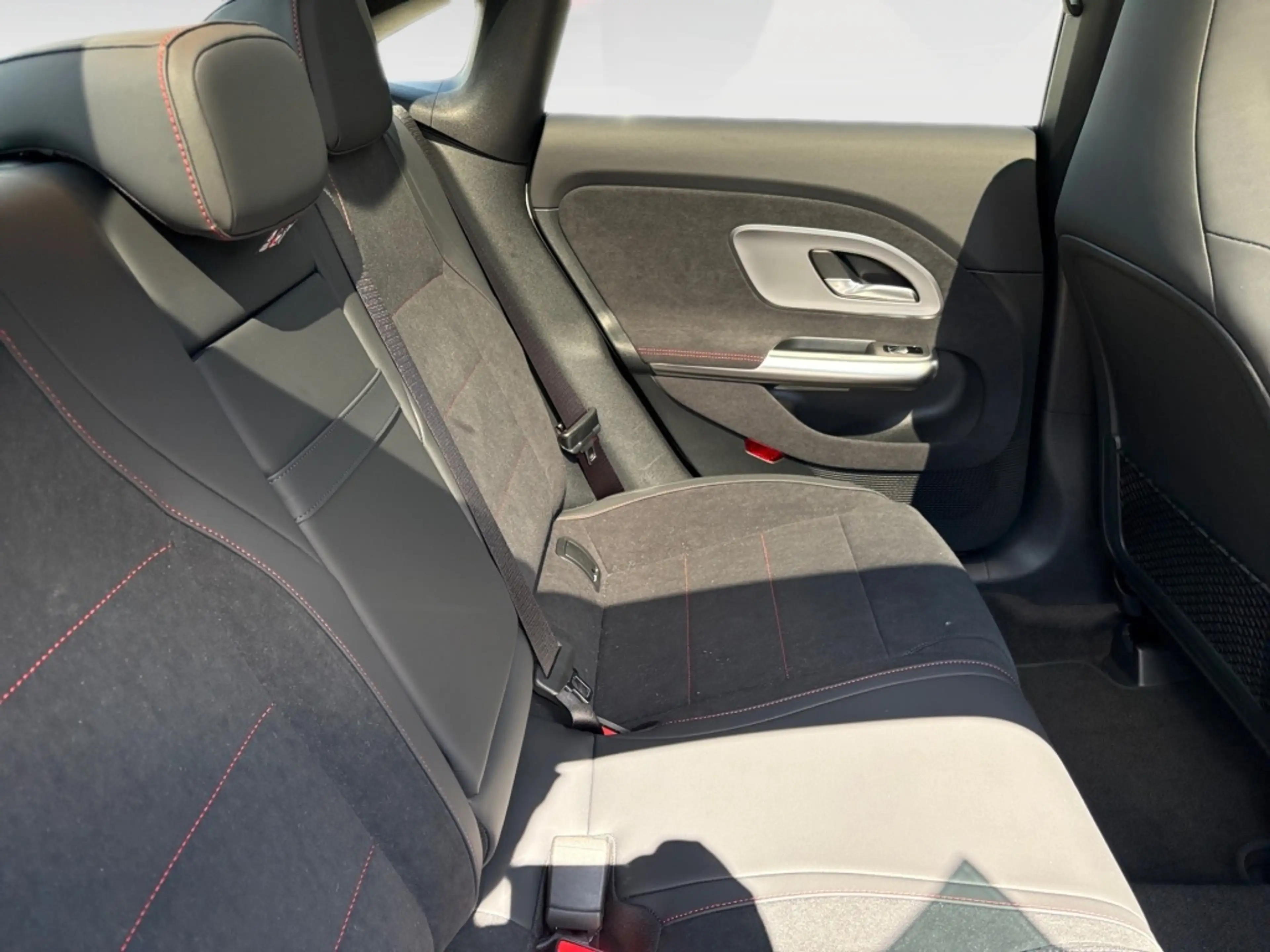 Mercedes-Benz CLA 180 AMG-Line+Night+Pano+DISTRON+KEYLESS+LED — photo 9