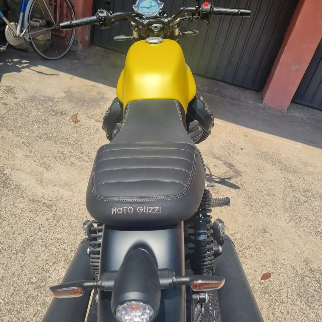 Moto Guzzi V 7 Giallo - 1
