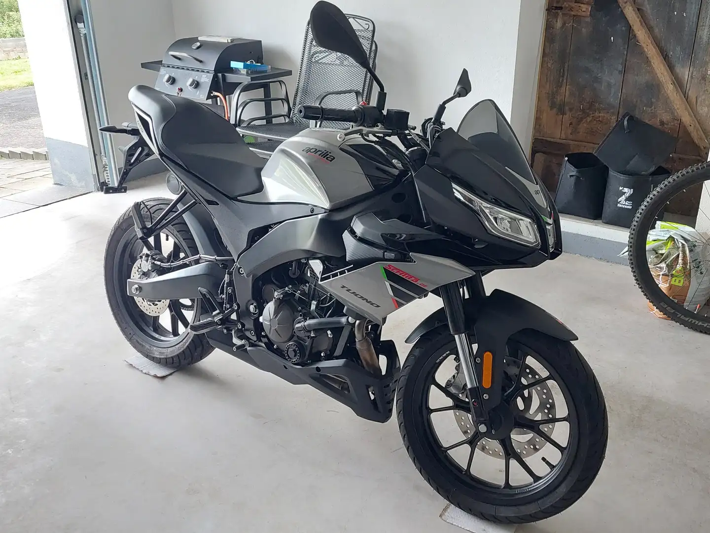 Aprilia Tuono 125ccm Černá - 1