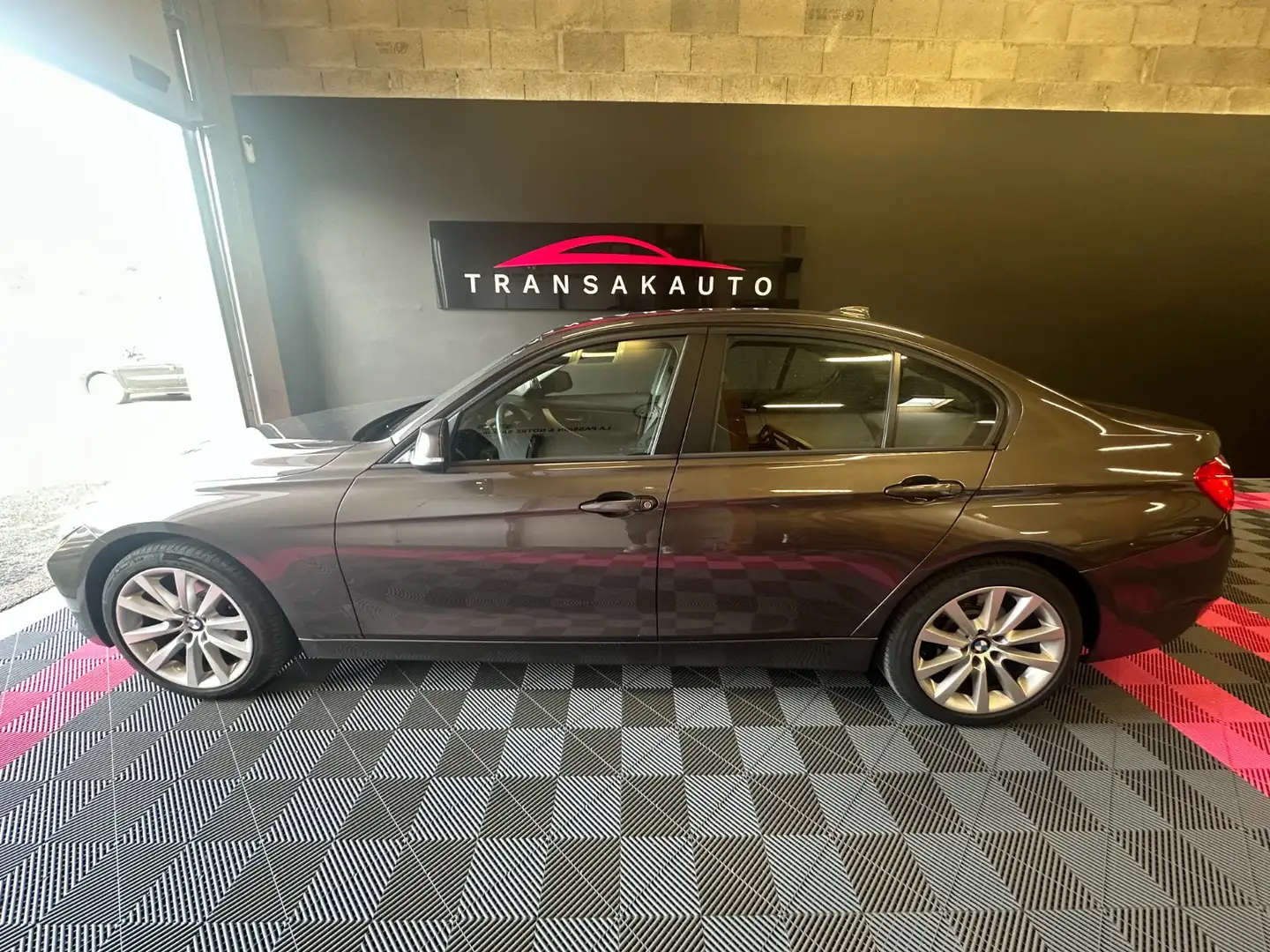 BMW 320 320d xDrive 184 ch 124 g Lounge Marrone - 2