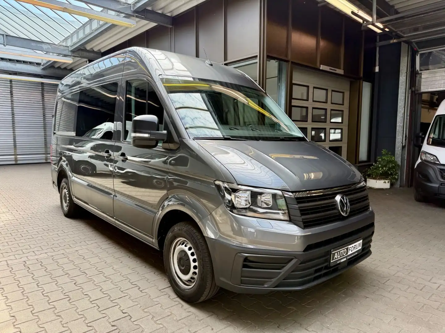 Volkswagen Crafter 2.0 TDI L3H3 NAVI AHK KLIMA SHZ CAM 3,5t Grau - 2