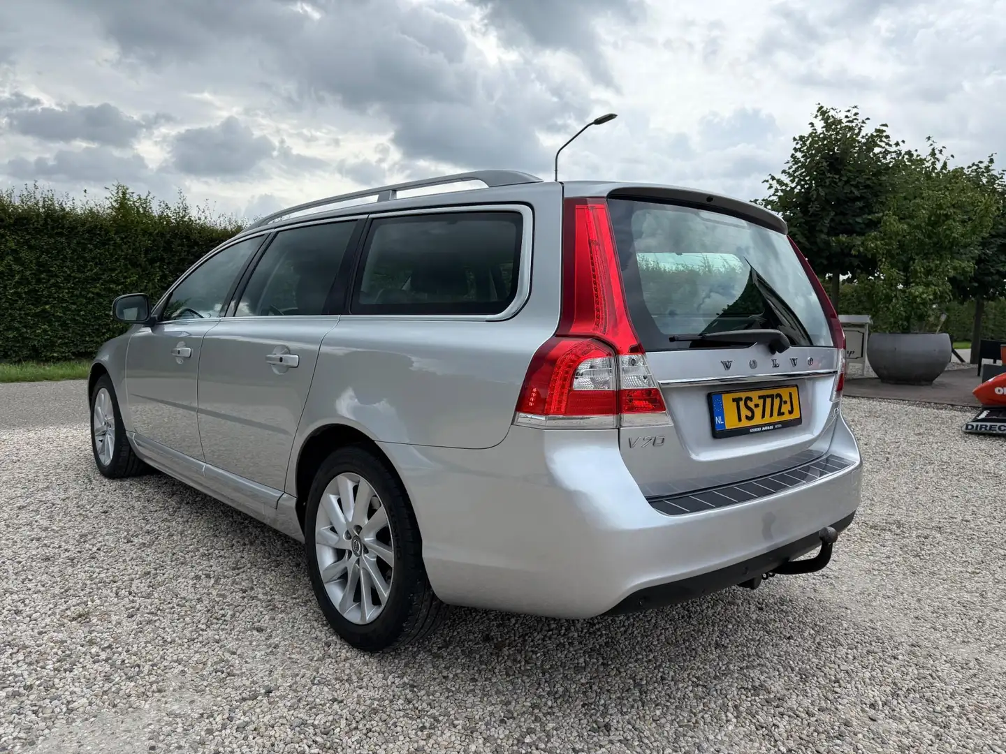 Volvo V70 2.0 D3 Inscription Edition Automaat | Leer | Zeer Grau - 2