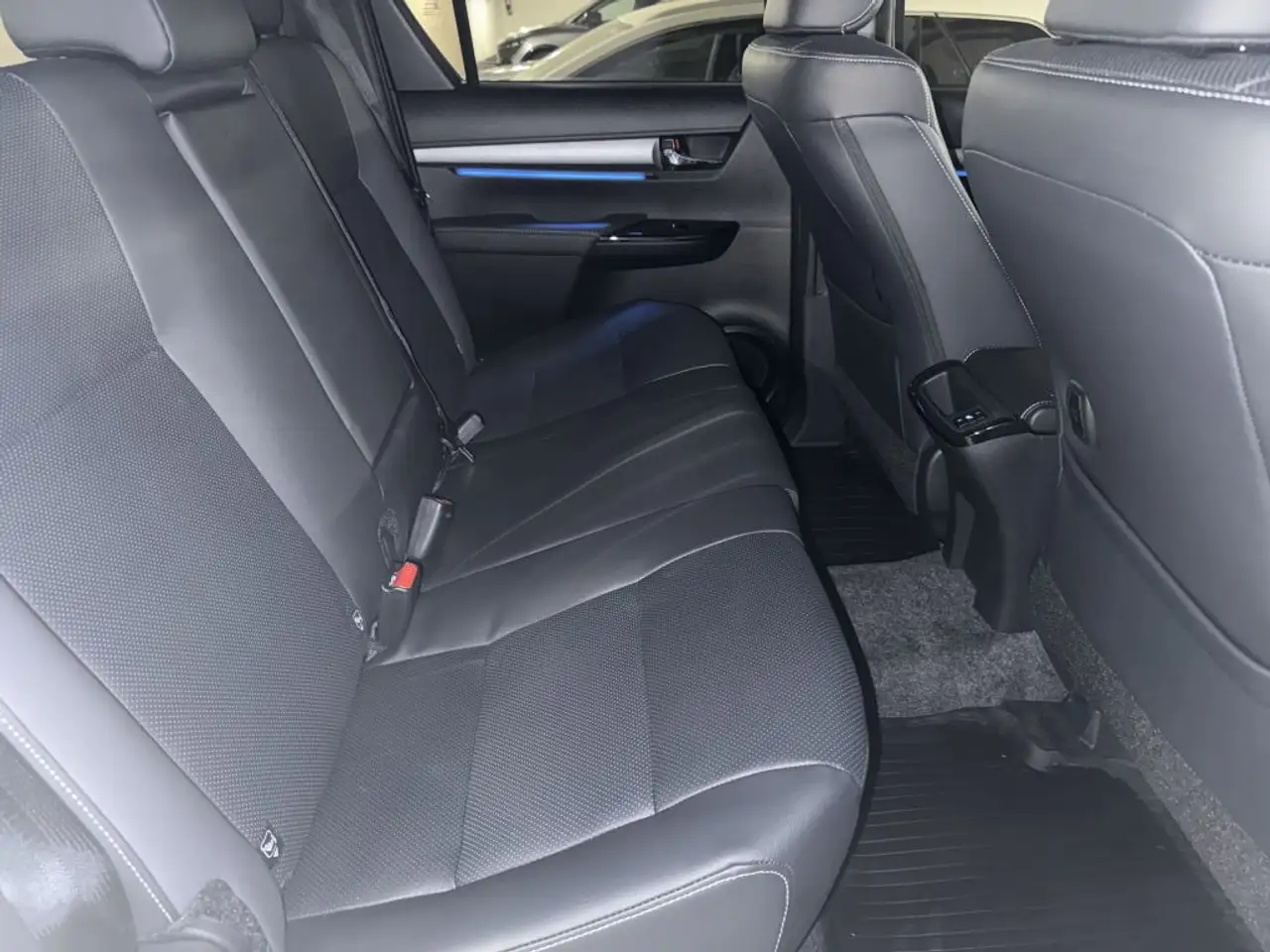 Toyota Hilux 2.8 Mild-Hybrid Double Cab Invincible 360°,sofort 10