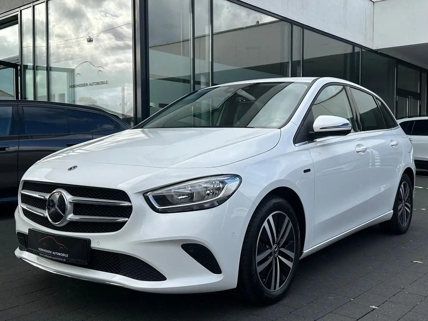 Mercedes-Benz B 250 e Style | Assistenz-Paket | Navi | AHK Weiß - 1