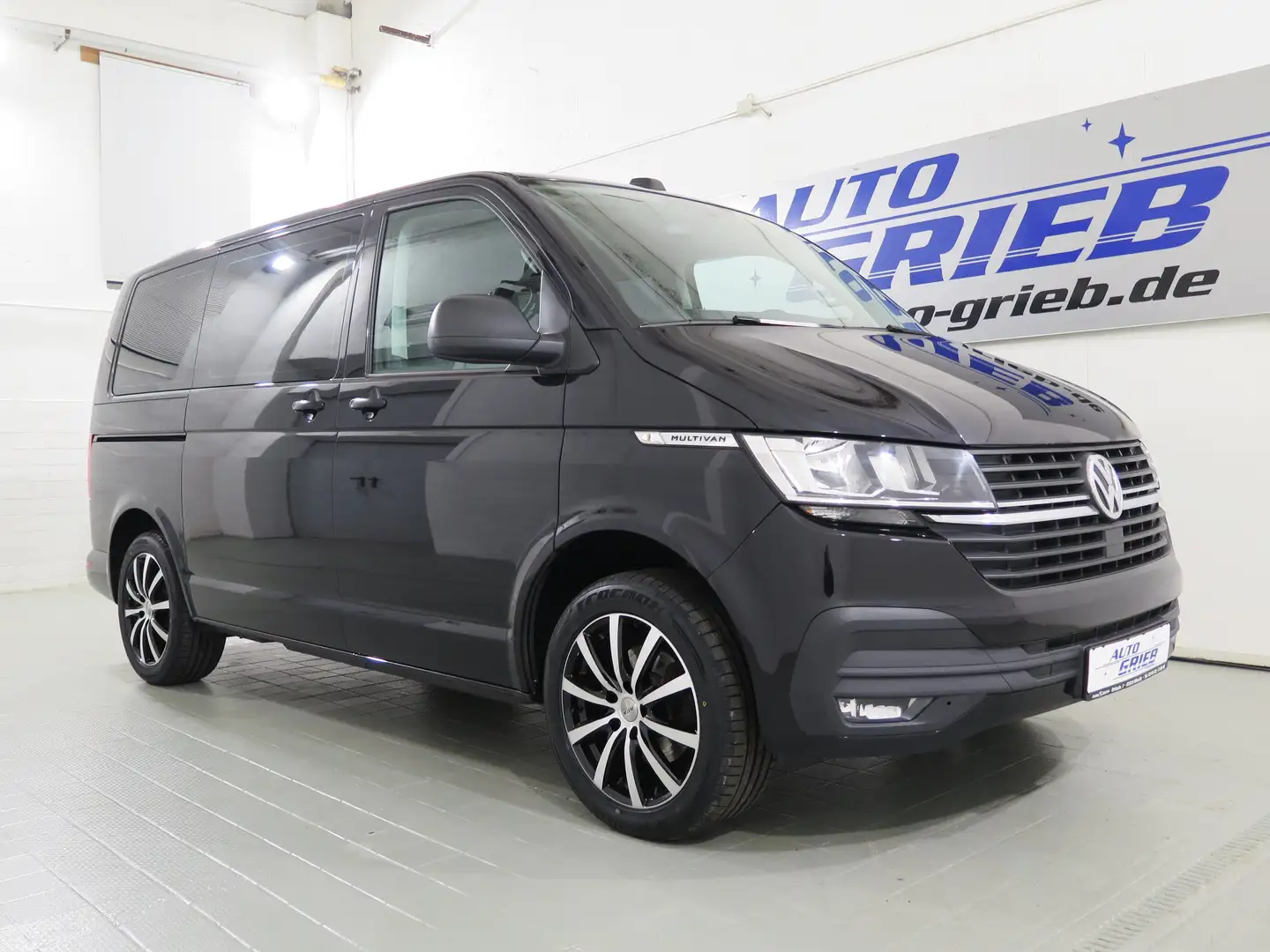 Volkswagen T6.1 Multivan Multivan Family FWD, AHK, App, Navi Schwarz - 1