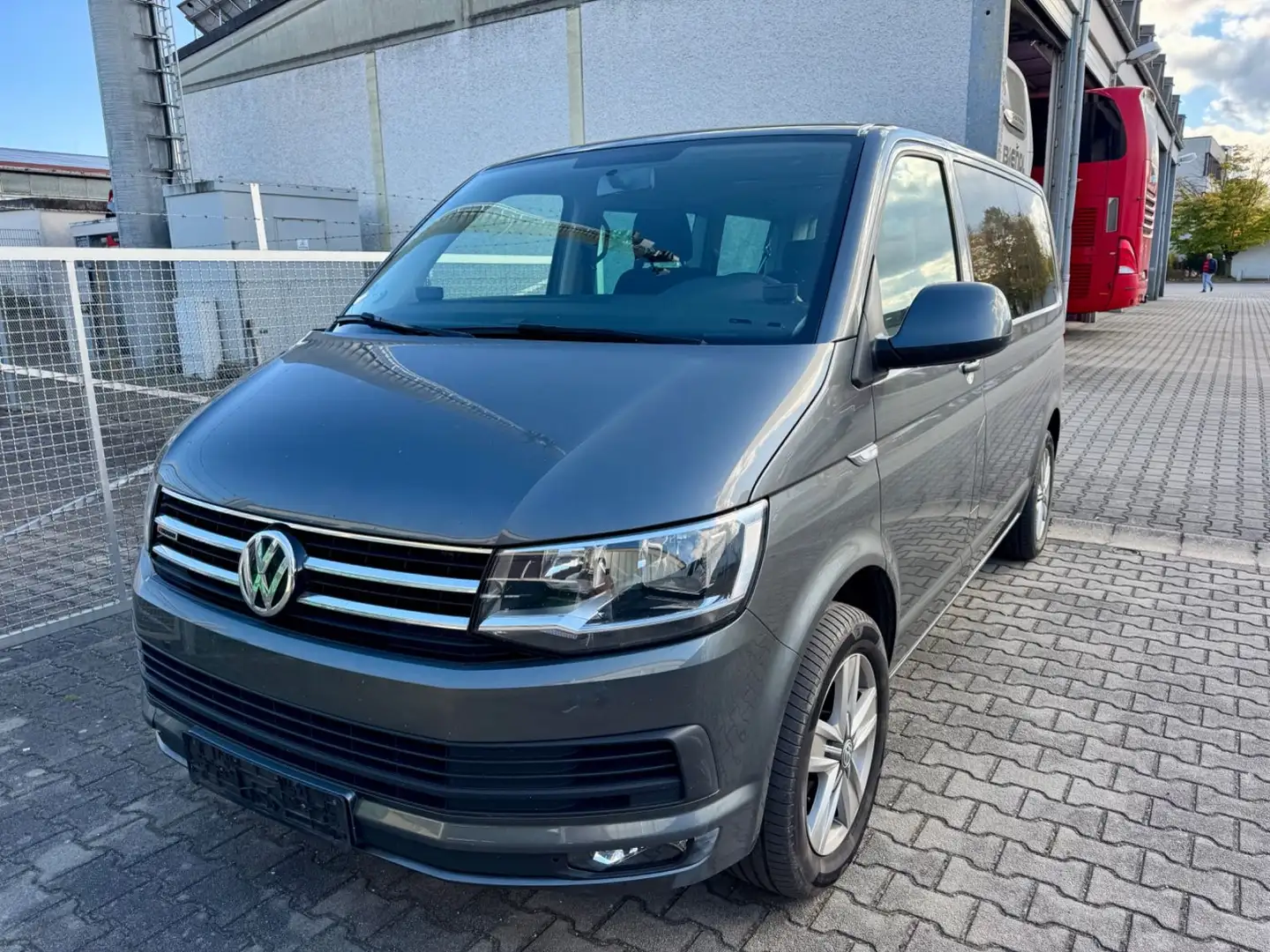 Volkswagen T6 Caravelle 2.0 TDI Comfortline 4Motion DSG Grau - 2