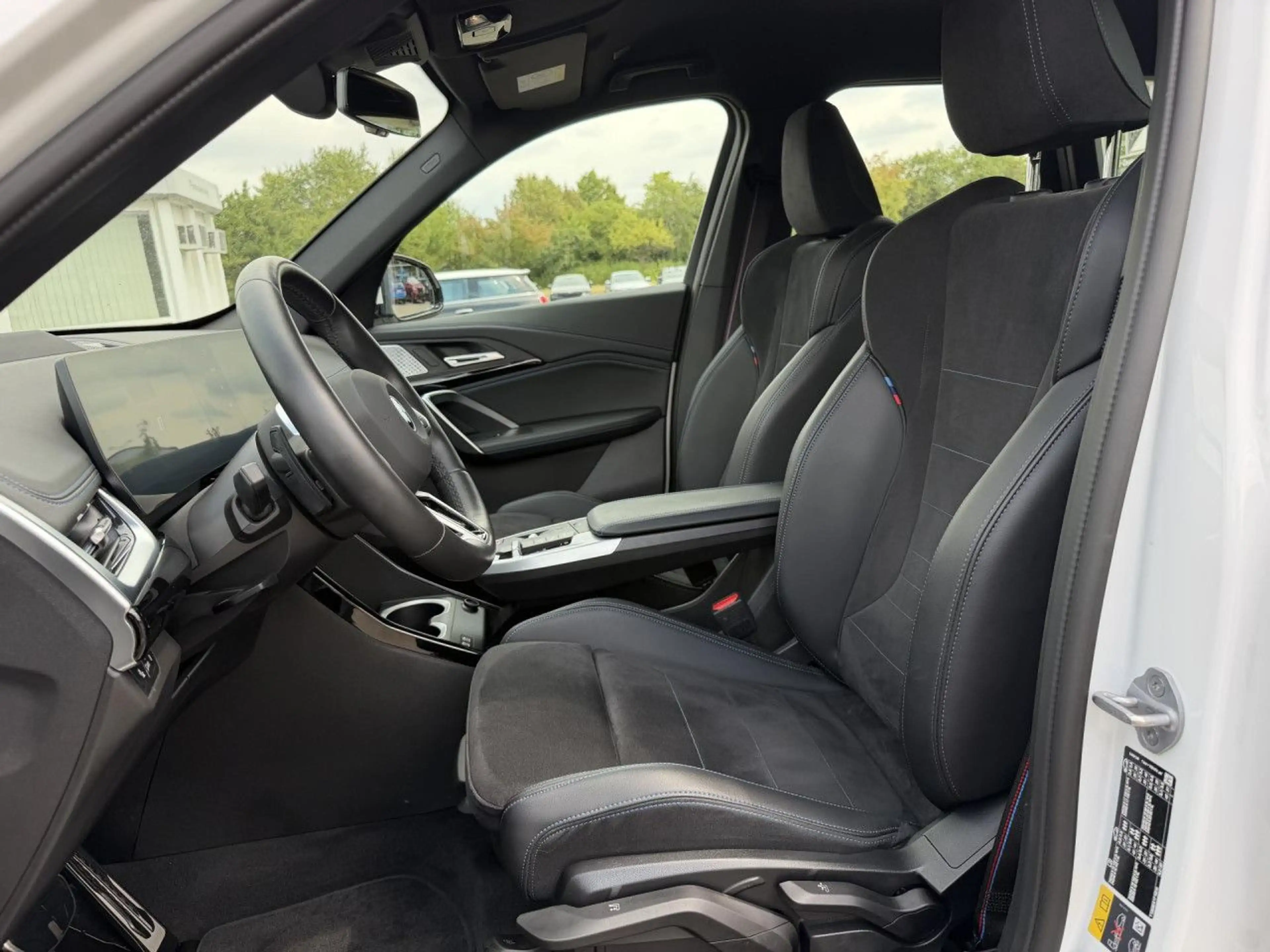 BMW iX1 xDrive30 Sportpaket HUD Navi LED PDC — photo 10