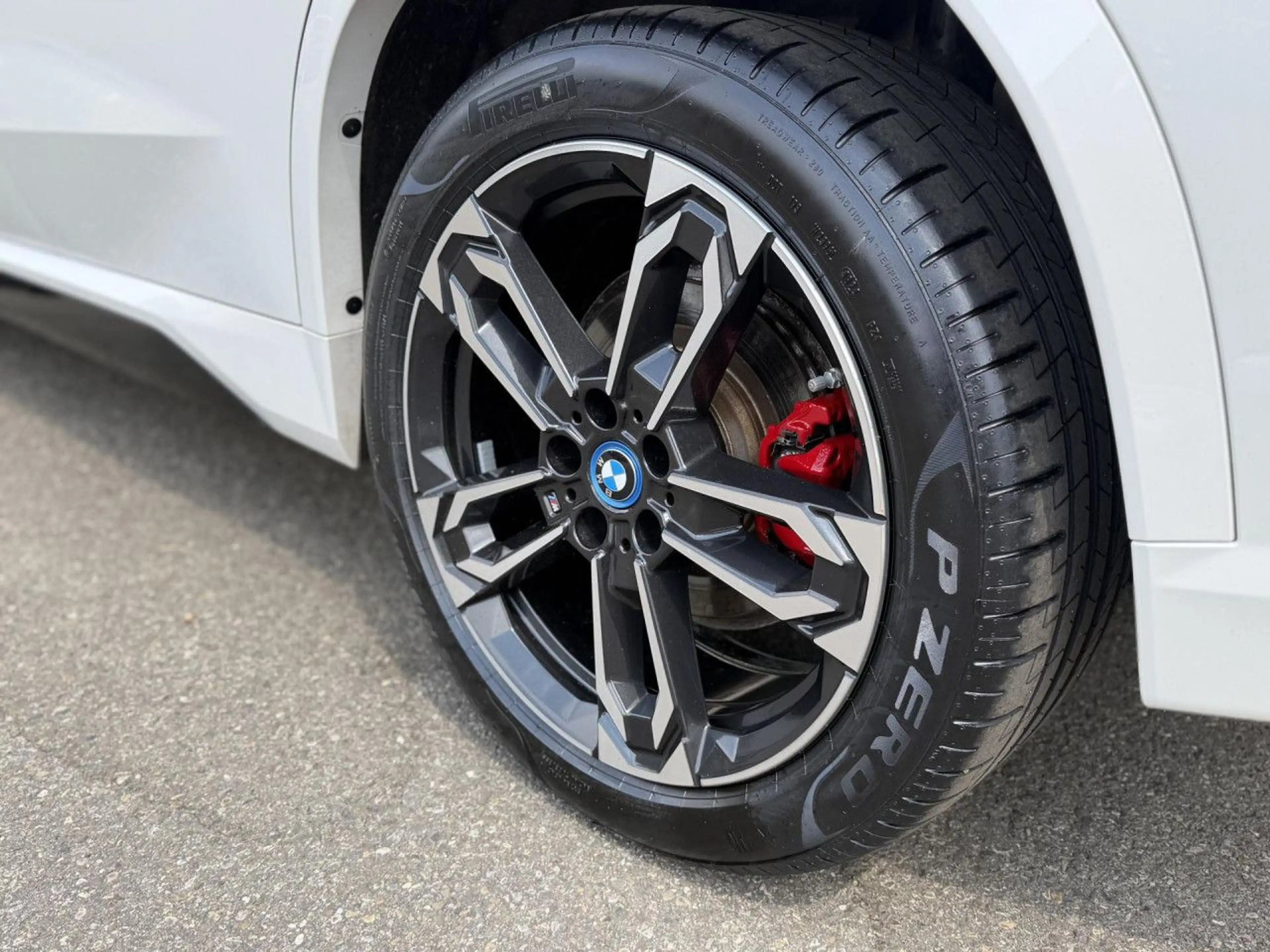 BMW iX1 xDrive30 Sportpaket HUD Navi LED PDC — photo 9