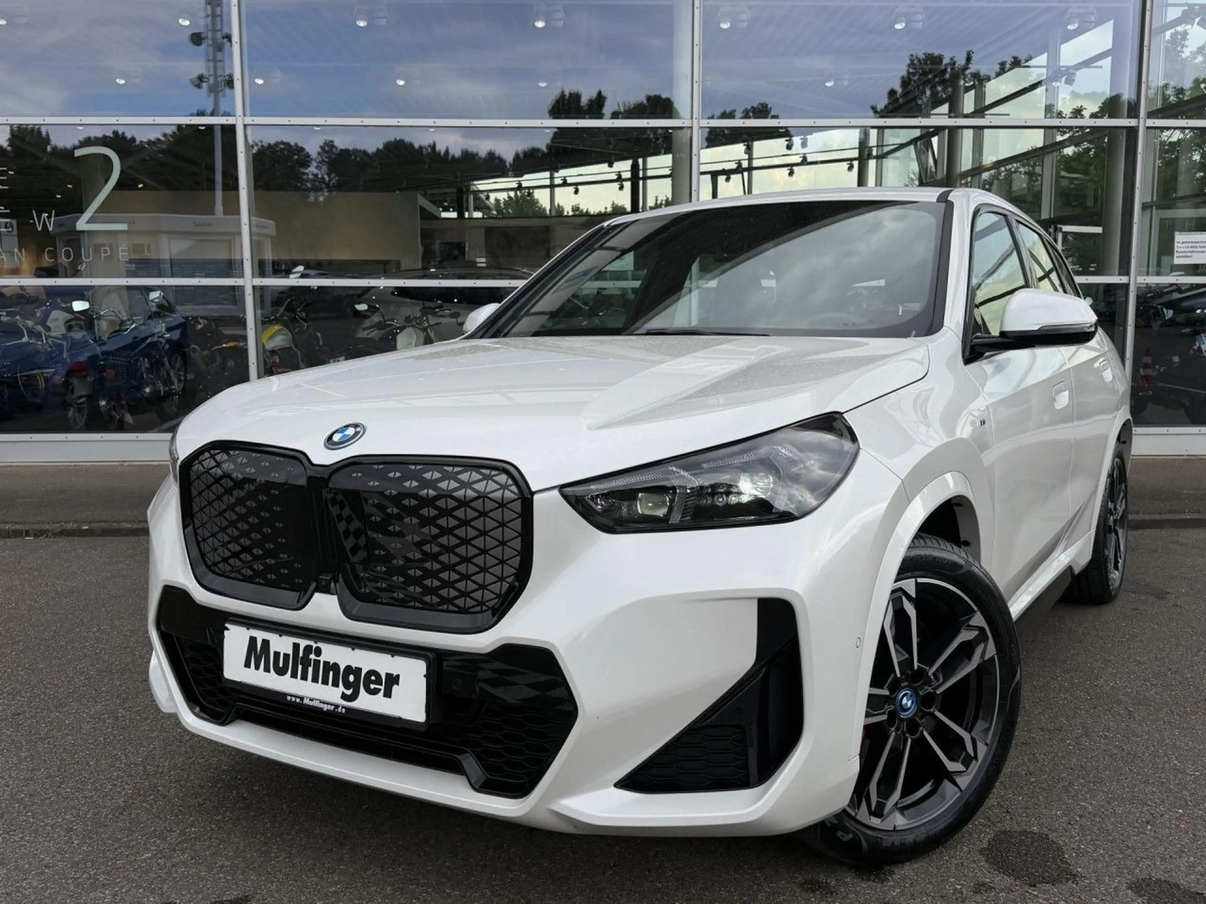 BMW iX1 xDrive30 Sportpaket HUD Navi LED PDC — photo 2