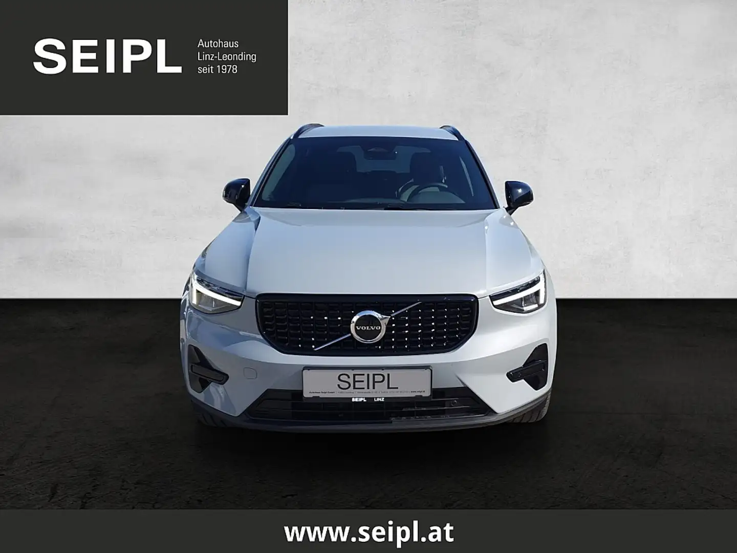 Volvo XC40 B3 Plus Dark Aut. Grau - 2
