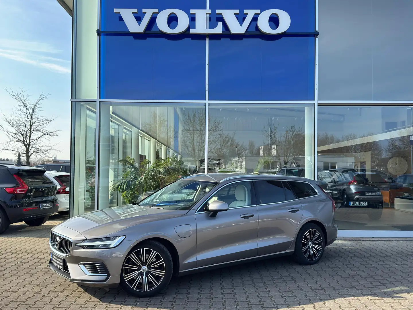 Volvo V60 T6 Recharge Inscription AWD Gris - 1