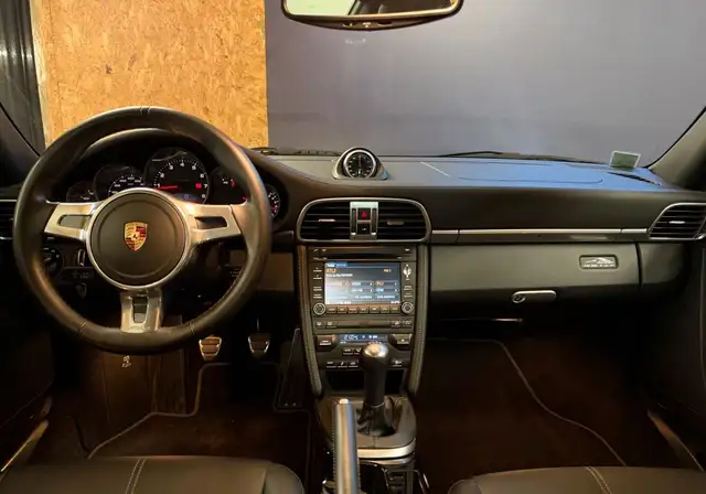 Porsche 911 view 7