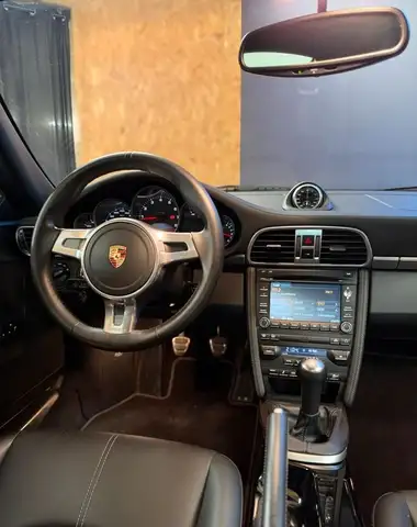 Porsche 911 view 5