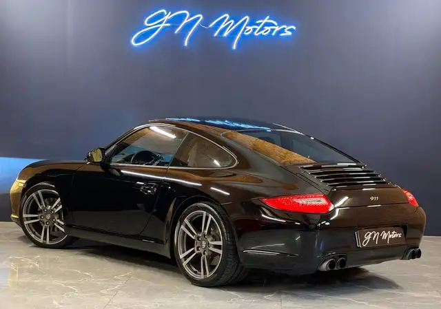 Porsche 911 view 3