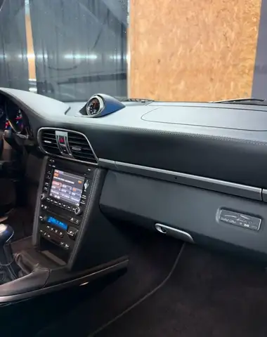 Porsche 911 view 8