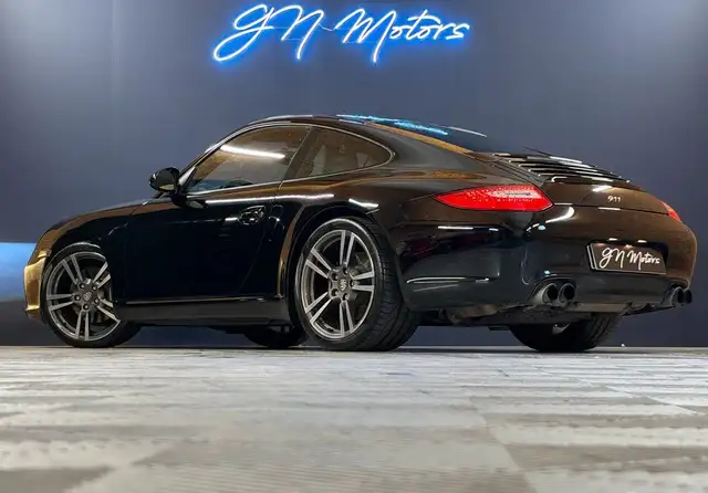 Porsche 911 view 4