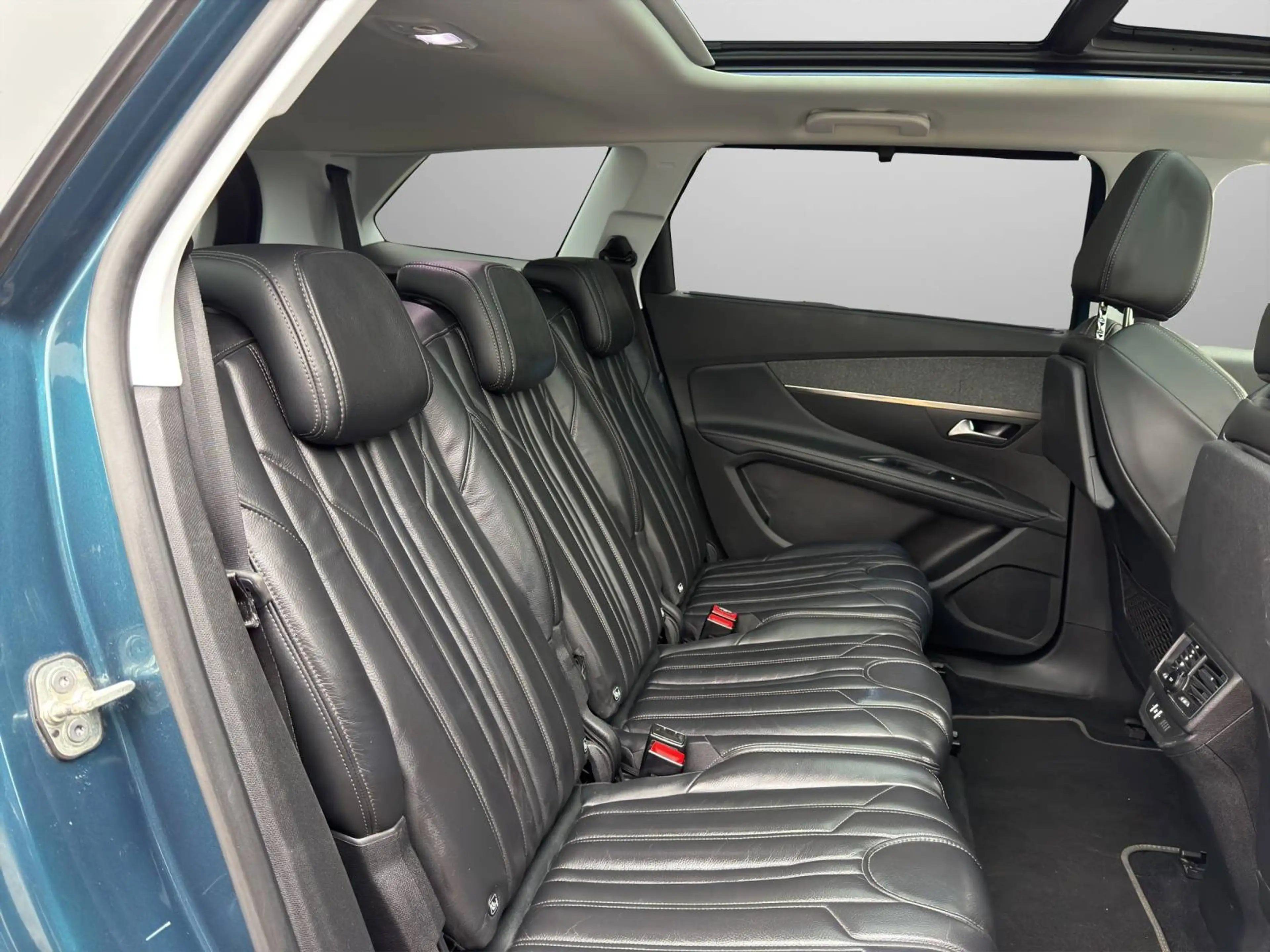 Peugeot 5008 1,5 BHDI 130 EAT8 Allure Aut *7-Sitzer, PANO, ACC* — photo 15