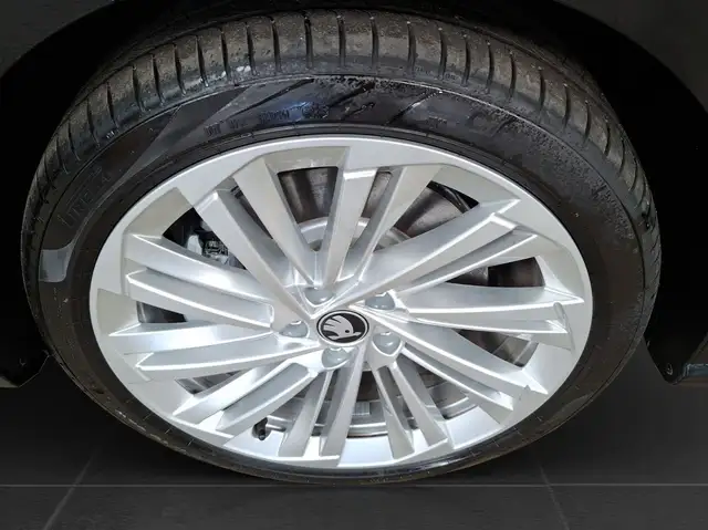 Skoda Superb view 7