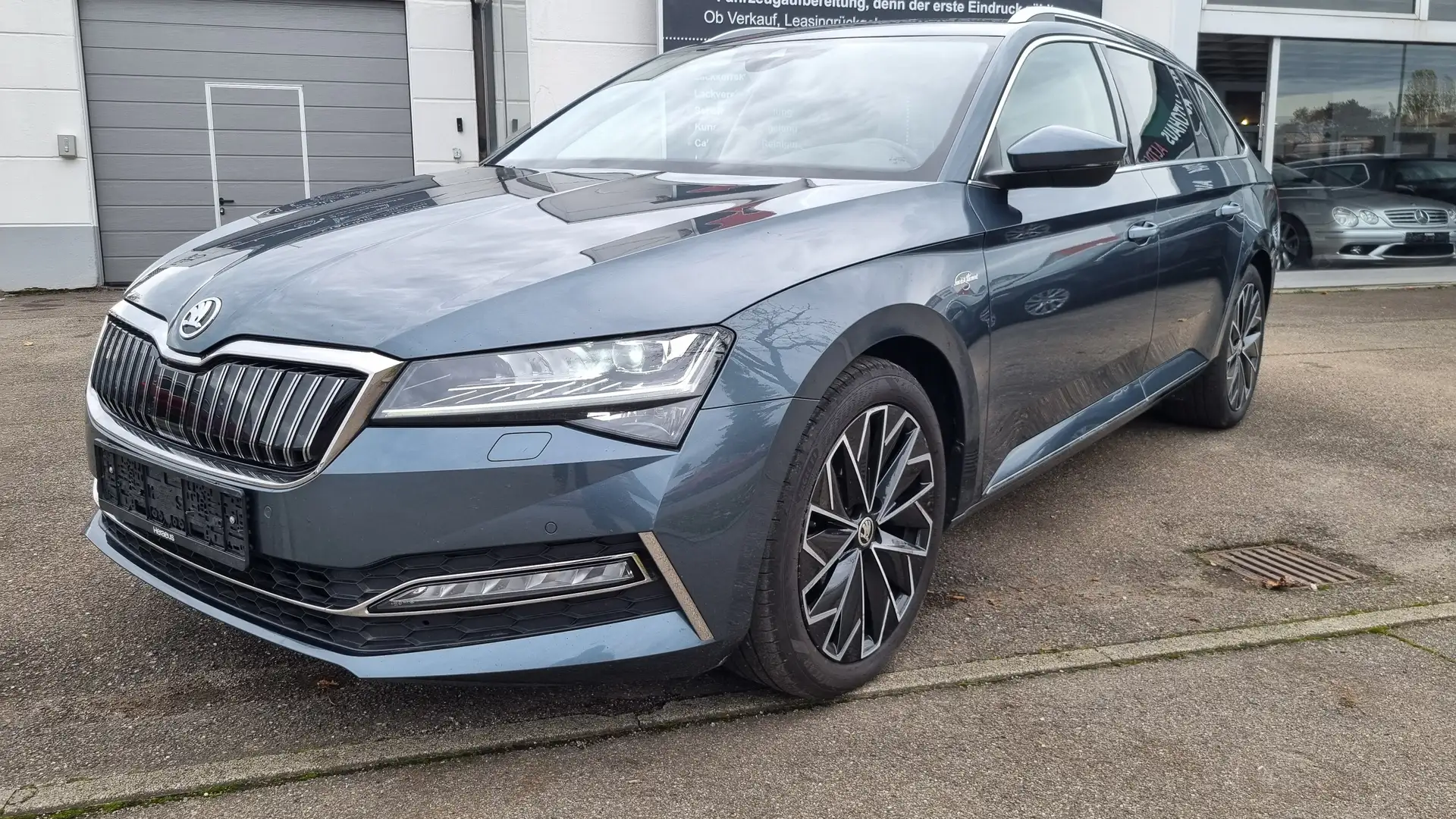 Skoda Superb L&K iV DCC Matrix Digi AHK StandHeiz Kamera Canton Grau - 1