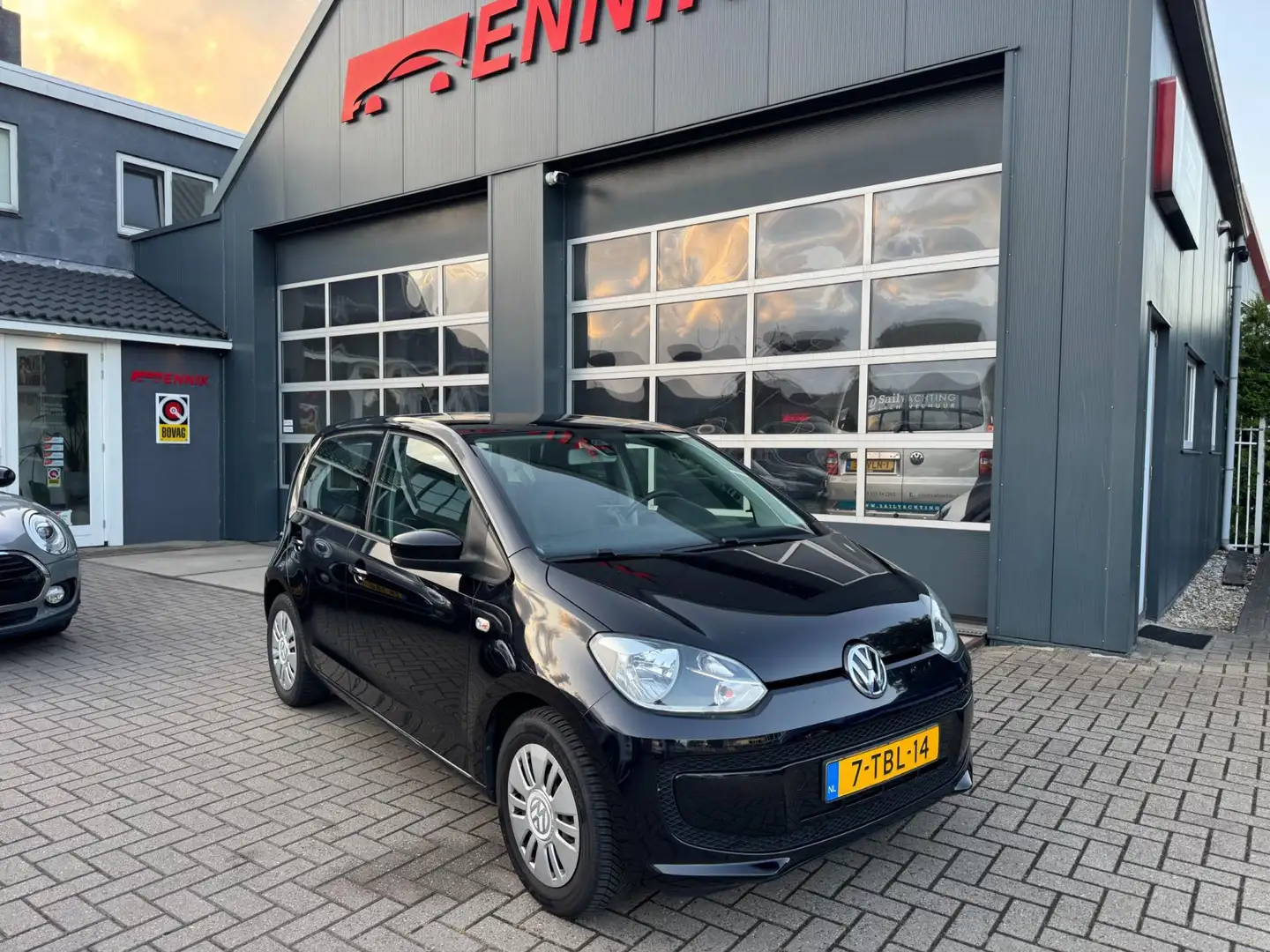 Volkswagen up! 1.0 move up! BlueMotion Navigatie 5drs Zwart - 2