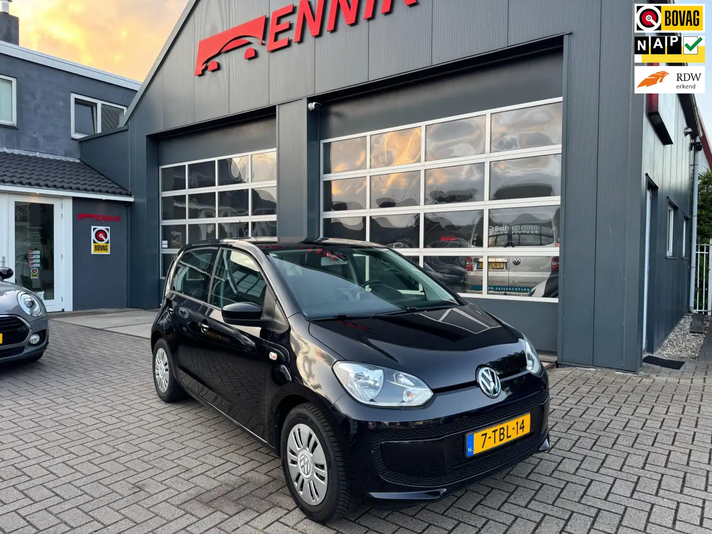 Volkswagen up! 1.0 move up! BlueMotion Navigatie 5drs Zwart - 1