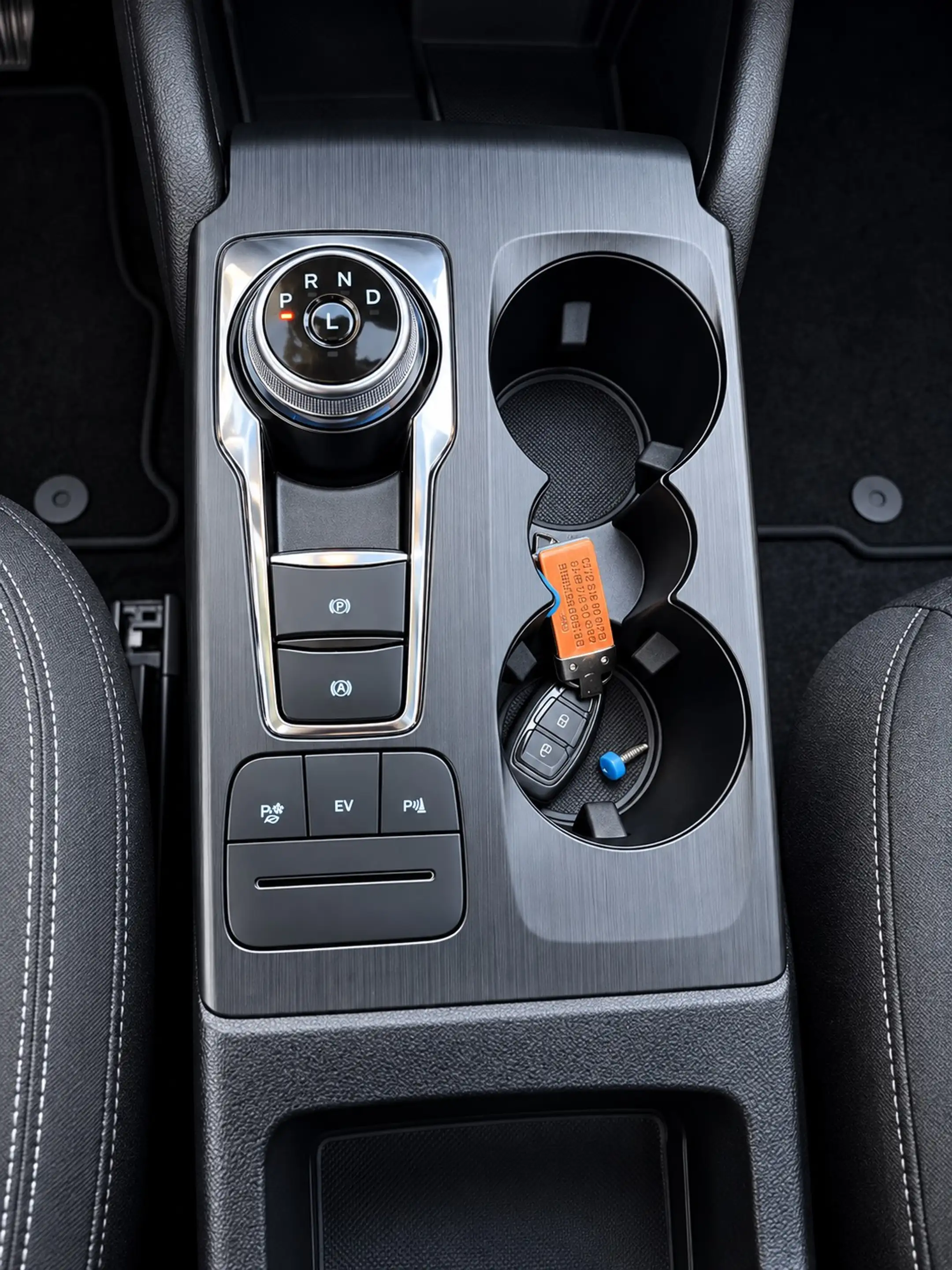 Ford Kuga Kuga PHEV 2.5 EcoBoost FWD Titanium — photo 12