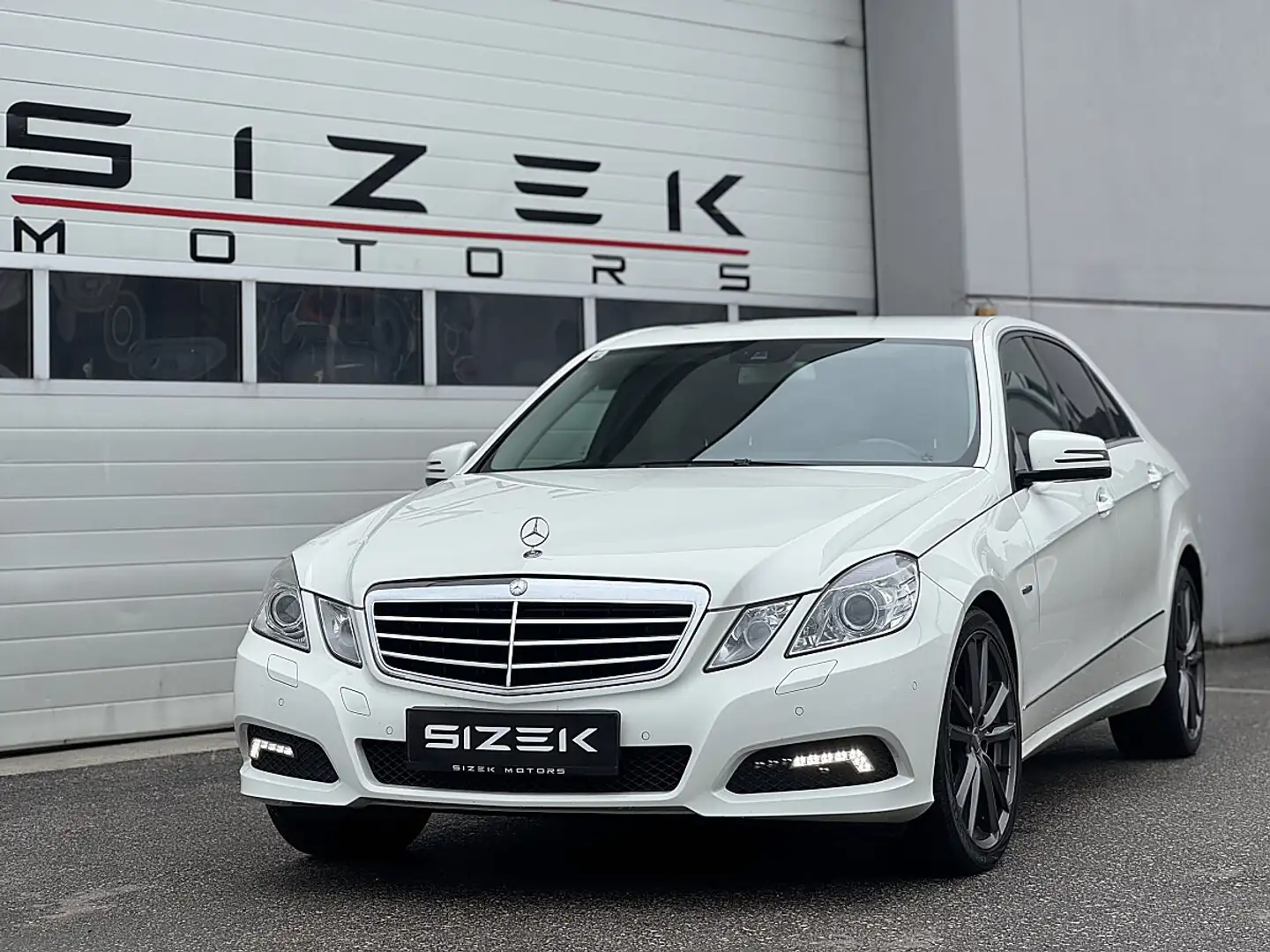 Mercedes-Benz E 220 BlueEfficiency CDI Aut.|XENON|NAVI|PDC|TEILLEDER Weiß - 1