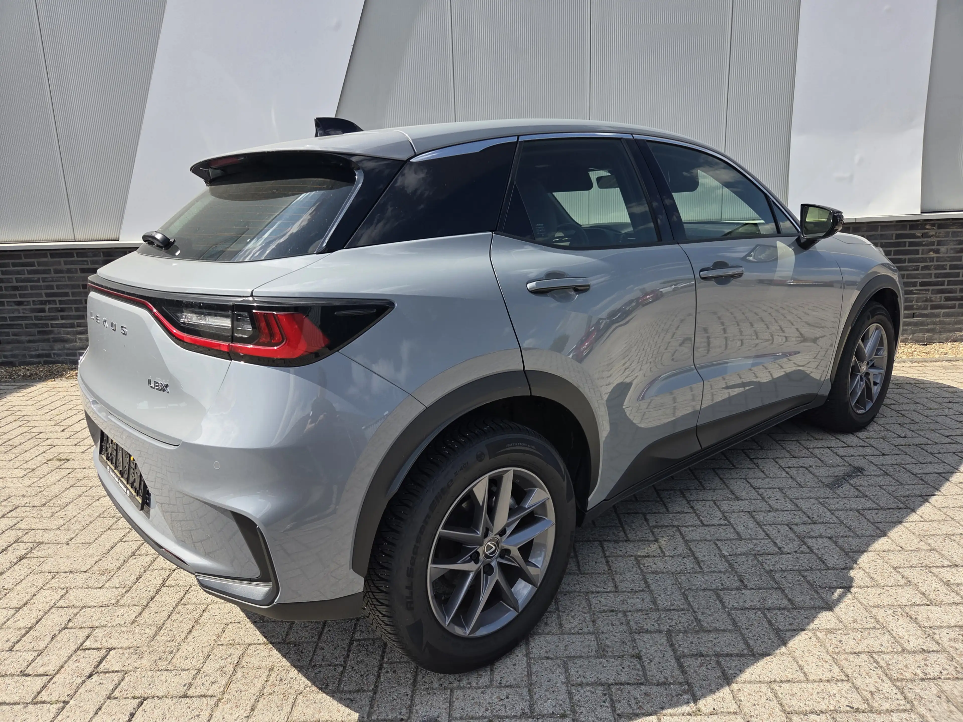 Lexus LBX Business Line Business Line 2WD  Parkeer en Dodeho — photo 3