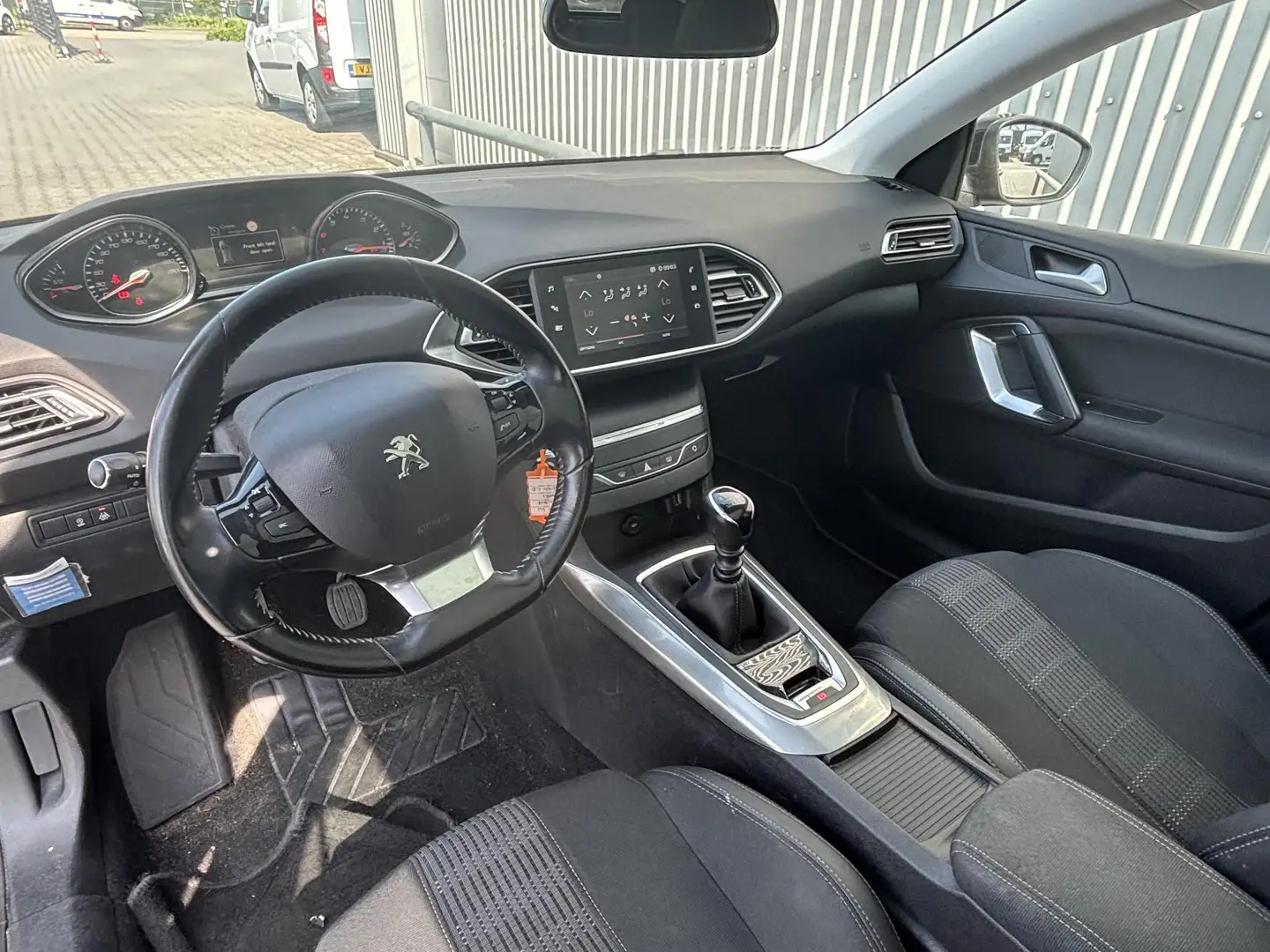 Peugeot 308 SW 1.2 PureTech Blue*ECC*CRUISE*NAVI*PANO Schwarz - 2