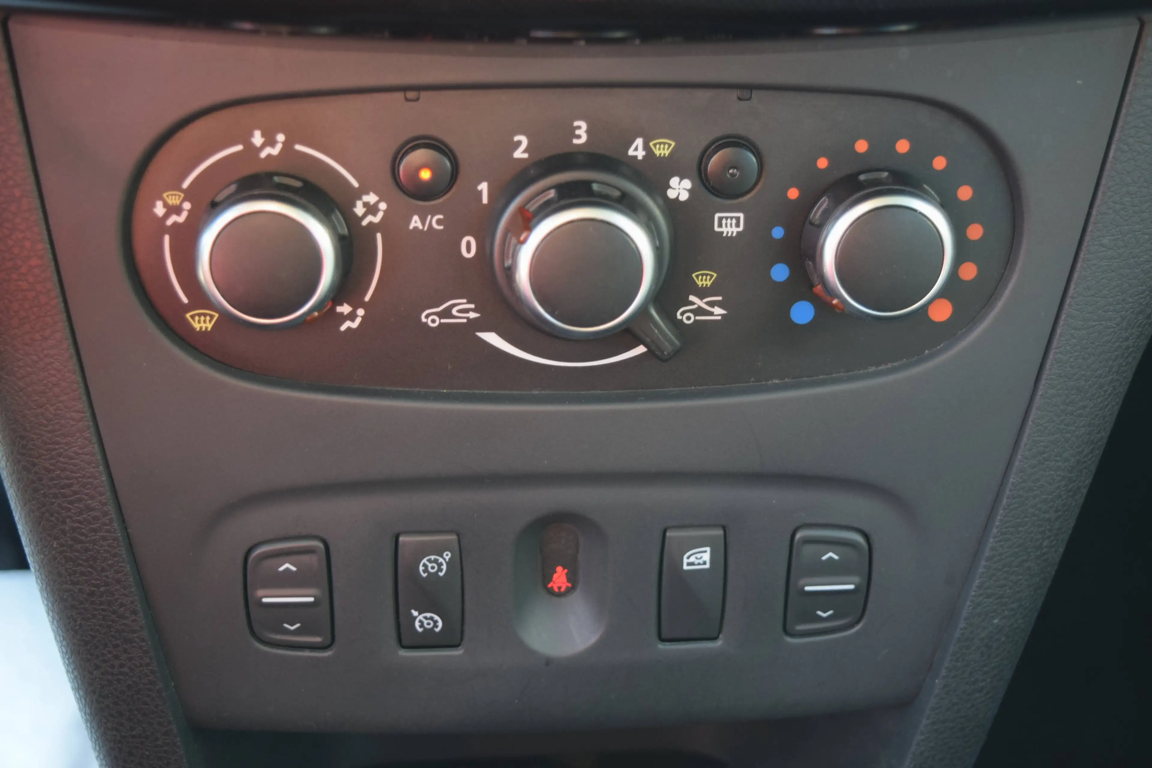 Dacia Logan 0.9 TCe - GARANTIE 12 MOIS - 154,47€/mois* - AIRCO — photo 12
