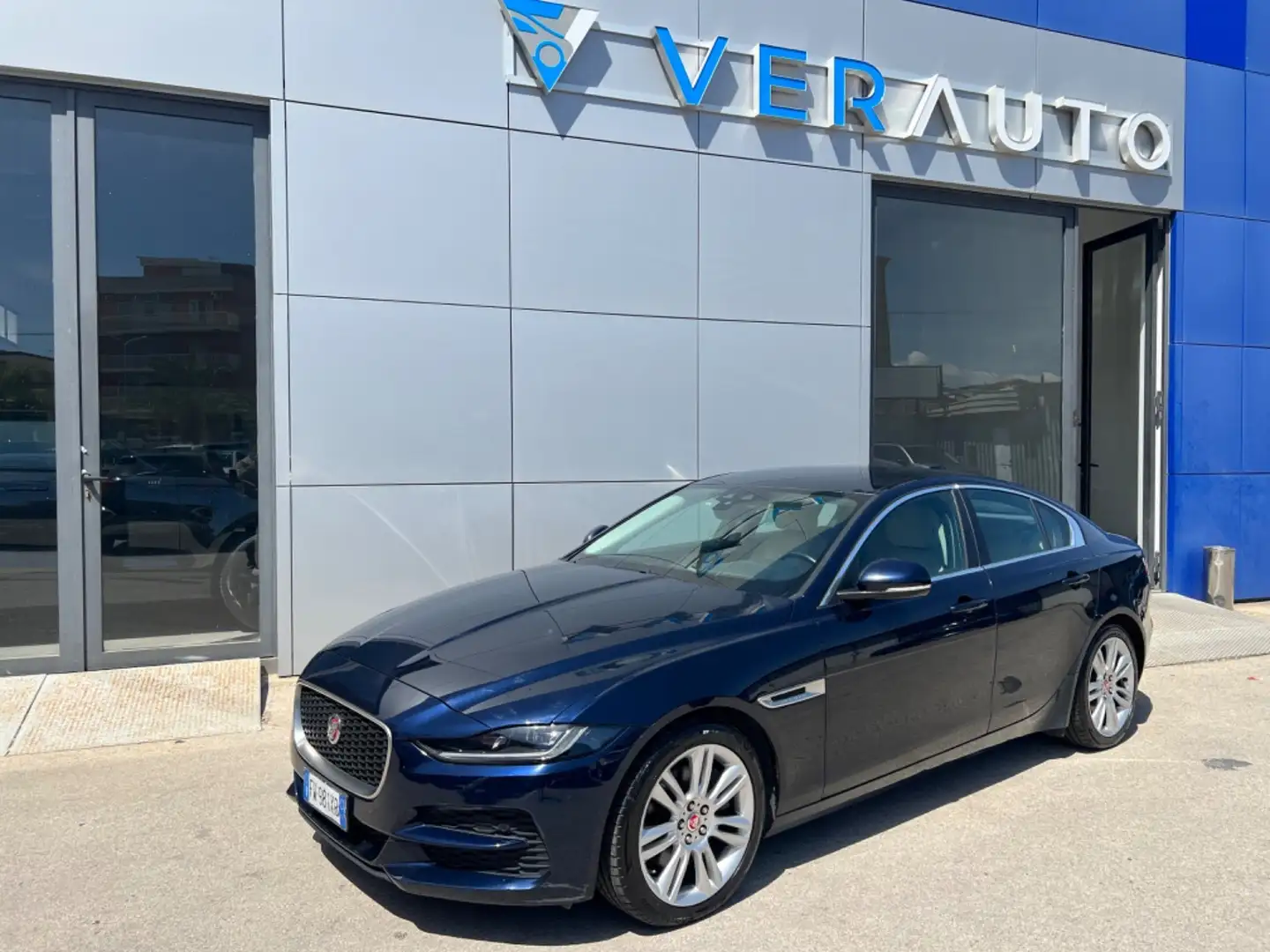 Jaguar XE 2.0d S 180cv possibilità noleggio no scoring Blu/Azzurro - 1
