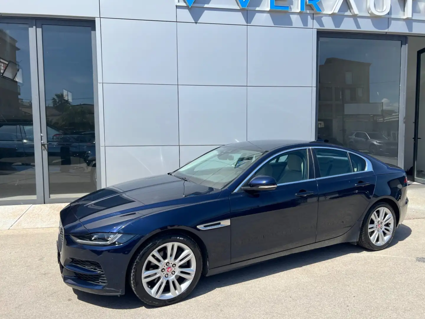Jaguar XE 2.0d S 180cv possibilità noleggio no scoring Blu/Azzurro - 2