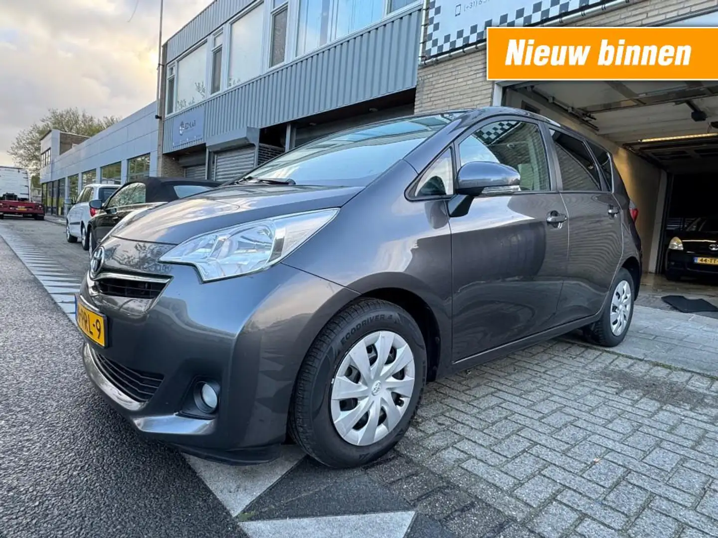 Toyota Verso-S 1.3 VVT-i Aspiration NAVI CAMERA PANORAMA NAP 1STE Szürke - 1